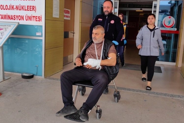 Bursa'da yolda y&uuml;r&uuml;yen adam hem t&uuml;fekle hem de tabancayla vuruldu
