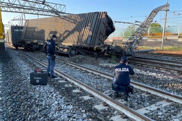 İtalya'da y&uuml;k treni raydan &ccedil;ıktı! Seferler iptal edildi