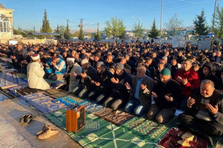 Deprem b&ouml;lgesi Adıyaman'da bayram namazında eller semaya kalktı