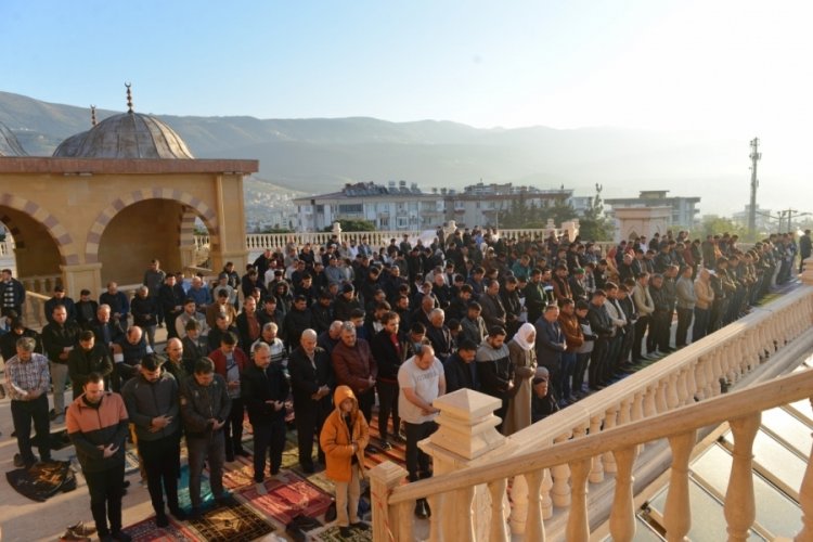 Kahramanmaraş'ta depremden sonra ilk bayram namazı