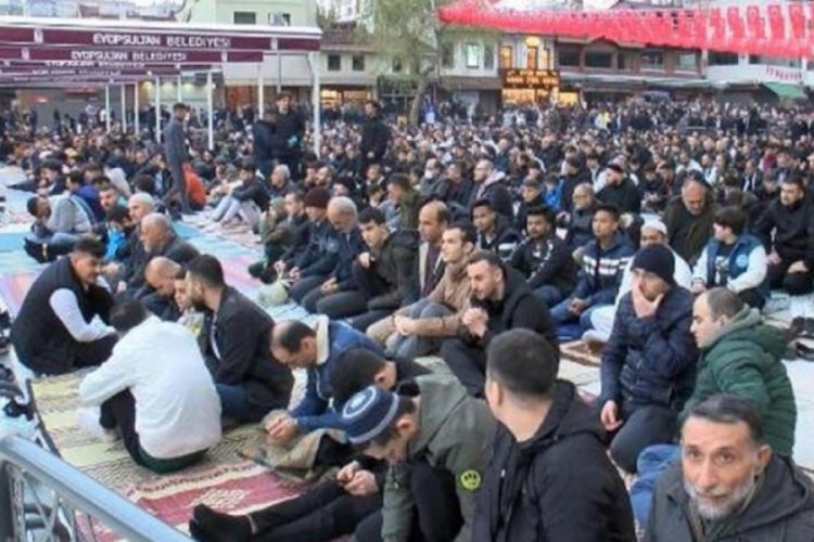 İstanbul Taksim ve Ey&uuml;psultan Camii'ne binlerce kişi akın etti