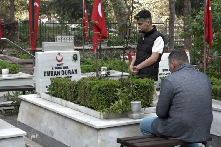 Bursa'da şehit yakınları bayramın ilk ziyaretinde şehitliğe koştu