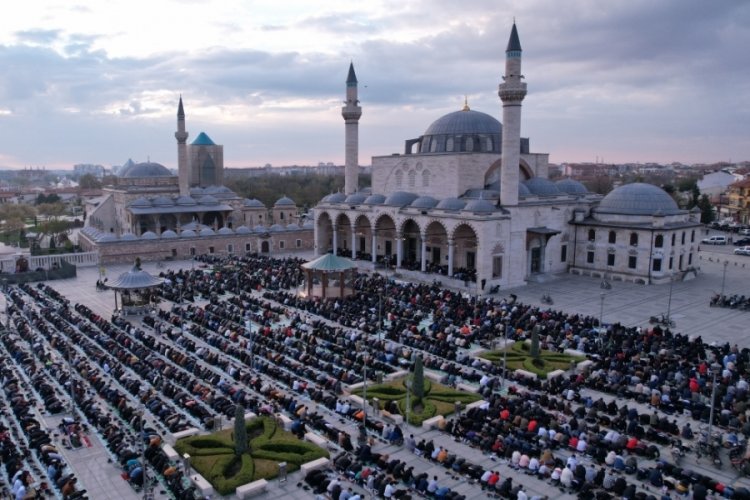 Konya'da binlerce kişi bayram namazında Mevlana Meydanı'nda buluştu