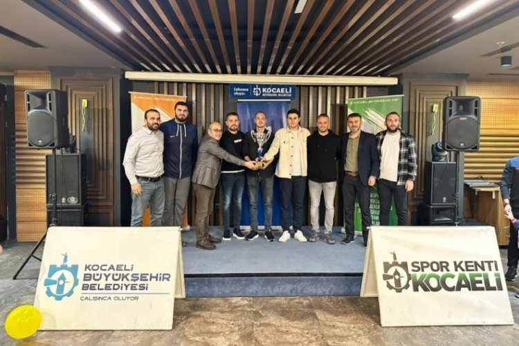 Kocaeli'de Kazandıkları kupaları depremzede &ccedil;ocuklara g&ouml;nderdiler