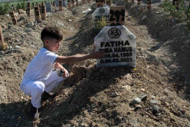 Bayram sabahını annesi ve kardeşlerinin mezarı başında ge&ccedil;irdi