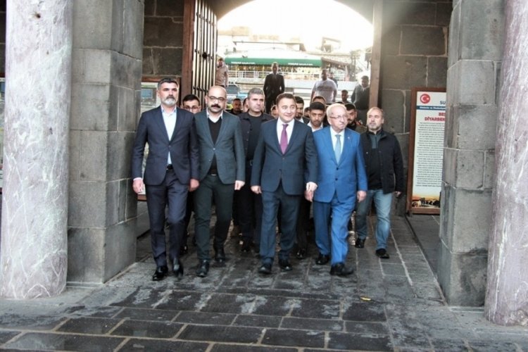 Babacan, bayram namazını Diyarbakır'da kıldı