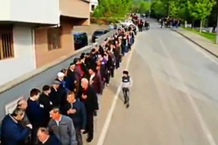 Bursa'da bayramlaşma i&ccedil;in 1 kilometrelik kuyruk oluştu