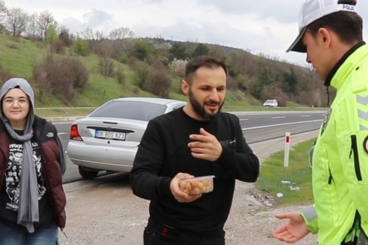 Bolu'da bir s&uuml;r&uuml;c&uuml; kendine aldığı tatlıyı polis ekiplerine dağıtarak bayramlaştı