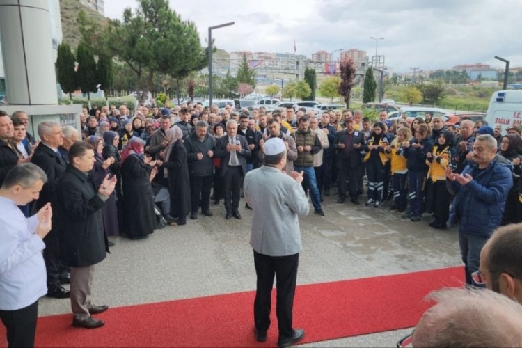 Karab&uuml;k'te kalp krizinden &ouml;len 112 başhekimi son yolculuğuna uğurlandı