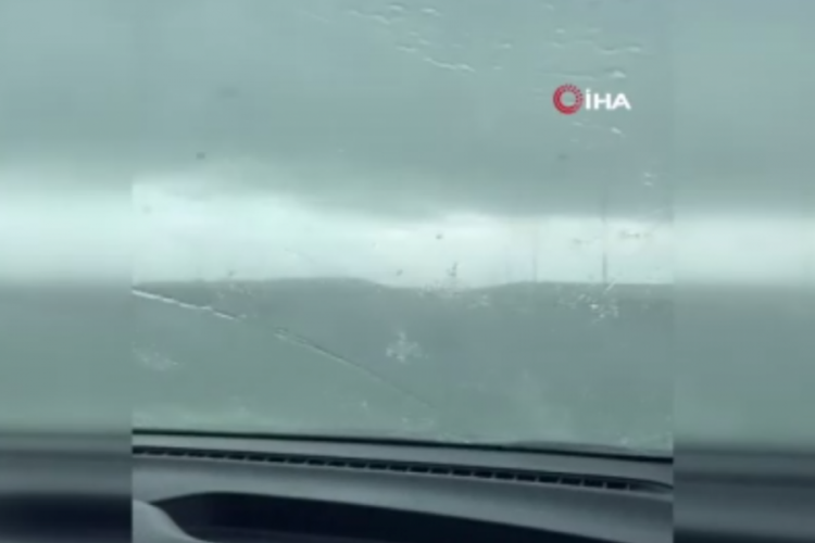 Kuzey Marmara Otoyolu'nda dolu yağdı, s&uuml;r&uuml;c&uuml;ler zor anlar yaşadı