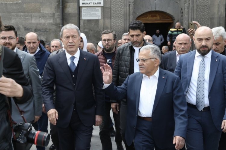 Kayseri'de Bakan Akar ile Başkan B&uuml;y&uuml;kkılı&ccedil;, bayram sevincini vatandaşlarla yaşadı