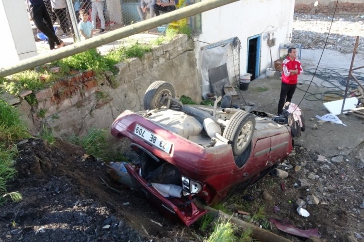 Elazığ'da otomobil bah&ccedil;eye u&ccedil;tu: Yaralılar var