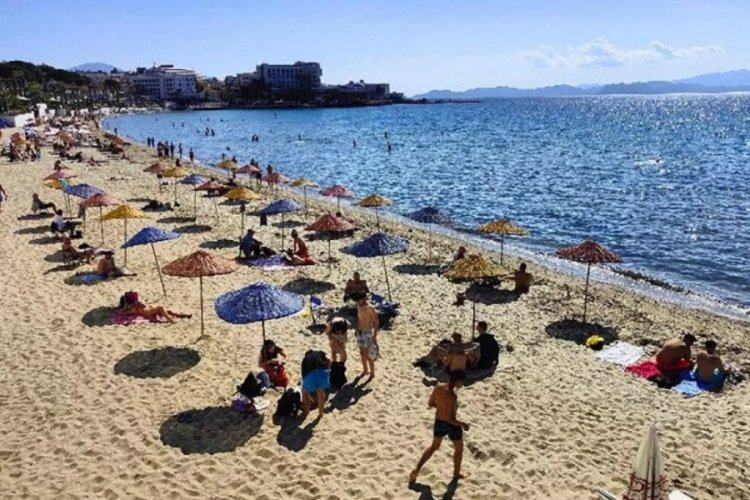 Kuşadası'nda bayram yoğunluğu! Plajlarda yer kalmadı