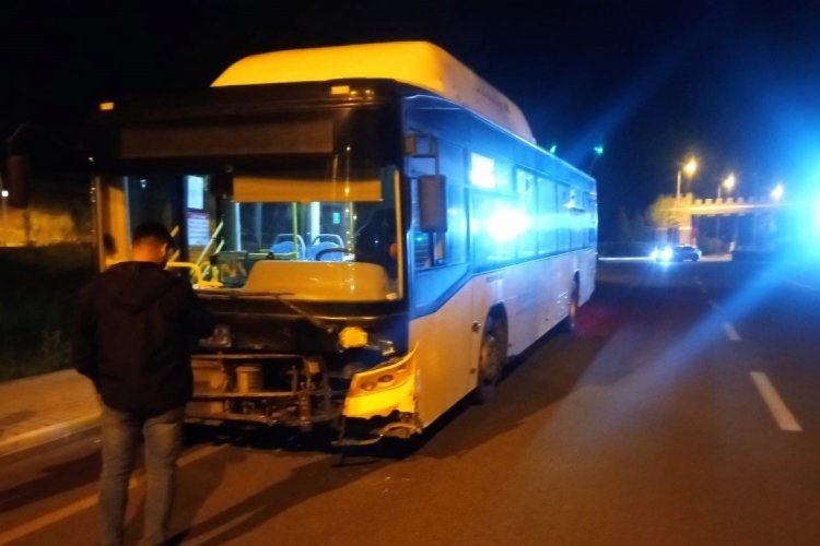 Diyarbakır'da belediye otob&uuml;s&uuml; ile otomobil &ccedil;arpıştı: Yaralılar var