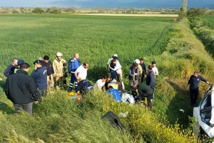 İzmir'de takla atan otomobildeki &ouml;ğretmen &ouml;ld&uuml;