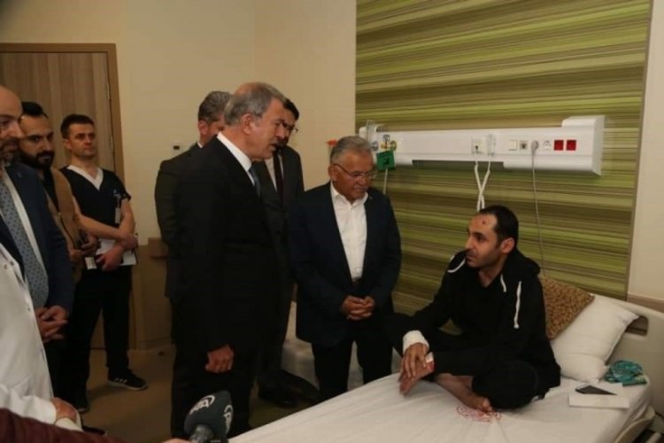 Hulusi Akar, Kayseri Şehir Hastanesi'nde hastaları ziyaret etti