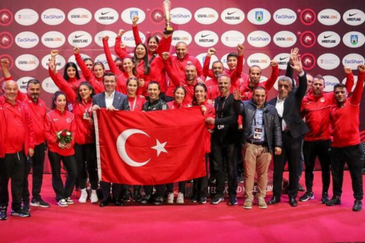 Kadın Milli G&uuml;reş Takımı Avrupa ikincisi!
