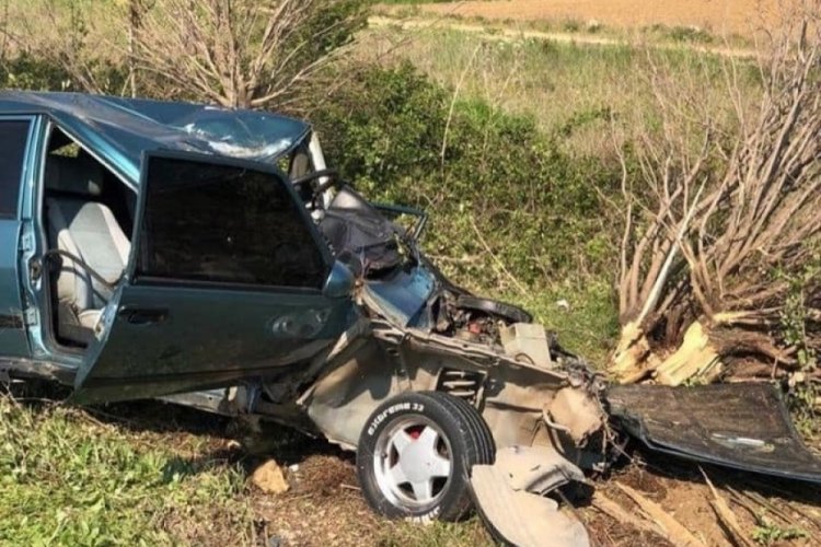 Bursa'da kontrolden &ccedil;ıkan ara&ccedil; ağaca &ccedil;arptı: 1 &ouml;l&uuml;