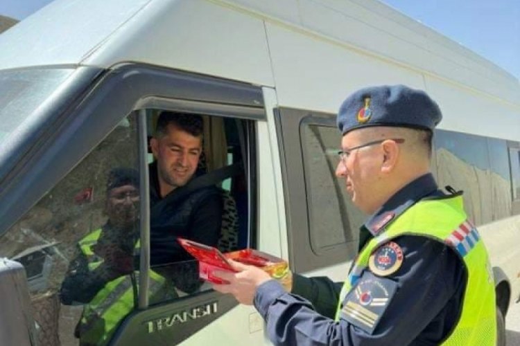 Hakkari'de jandarma ekipleri s&uuml;r&uuml;c&uuml;lerin bayramını kutladı