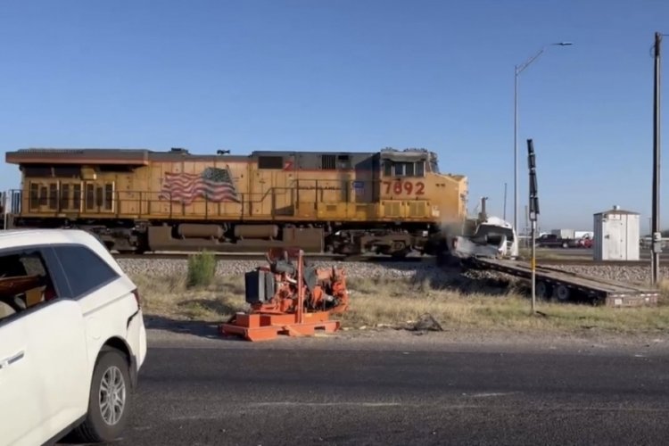 ABD Texas'ta y&uuml;k treni raylardaki aracı bi&ccedil;ti