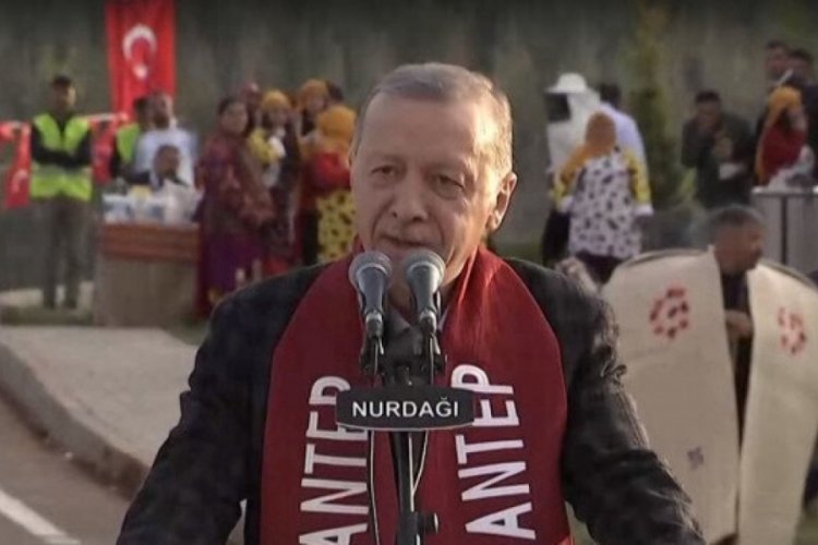 Erdoğan depremzedelere k&ouml;y evlerini teslim etti