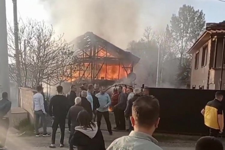 D&uuml;zce'de ahır alev alev yandı