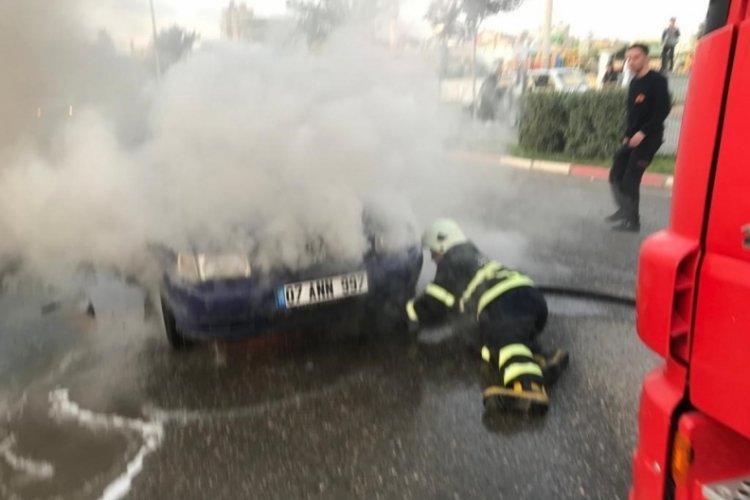 Siirt'te seyir halindeki otomobil yandı