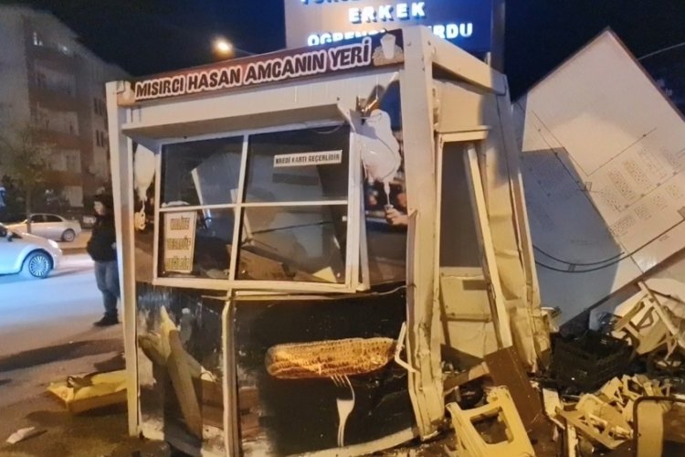 Kastamonu'da otomobil mısırcı b&uuml;fesine daldı: 4 yaralı