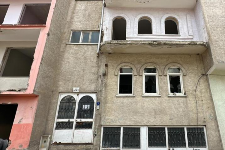 Elazığ'da izinsiz girdiği ağır hasarlı binanın penceresinden d&uuml;şt&uuml;!