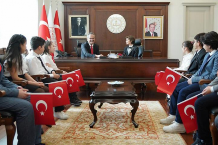 Bakan &Ouml;zer, &ccedil;ocukları ağırladı
