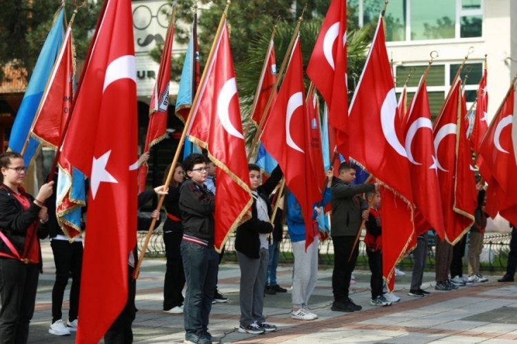 Orhangazi'de 23 Nisan &Ccedil;elenk Sunma T&ouml;reni yapıldı