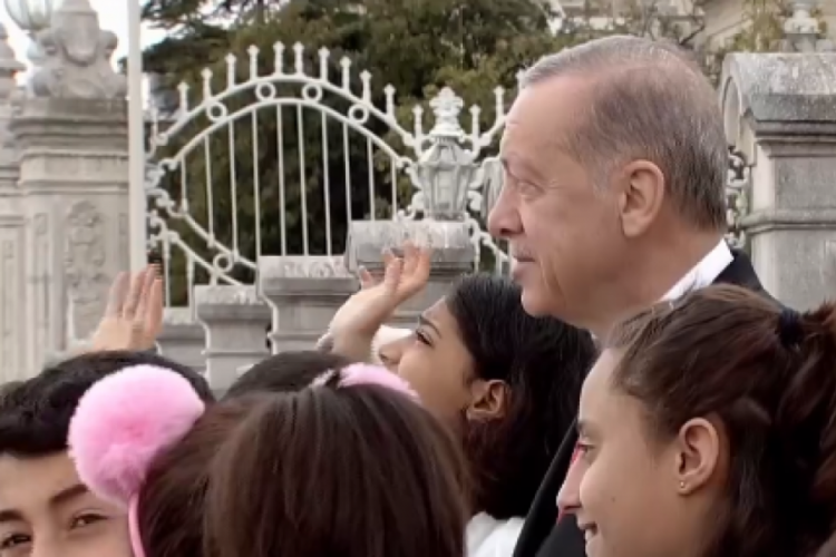 TCG Anadolu gemisi Erdoğan'ı selamladı
