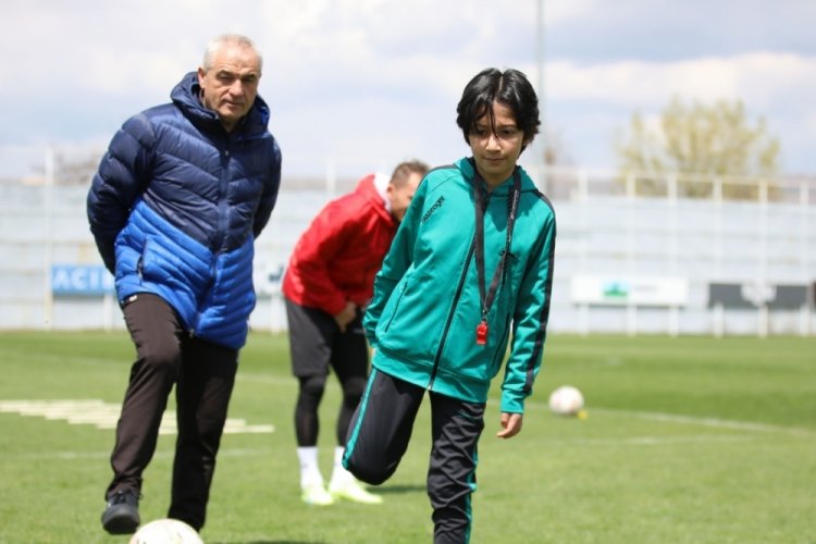 Rıza &Ccedil;alımbay, g&ouml;revini temsili olarak depremzede Abdullah &Ouml;zkan'a devretti