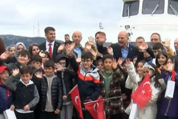 Bakan Soylu, &ccedil;ocuklarla boğaz turuna &ccedil;ıktı