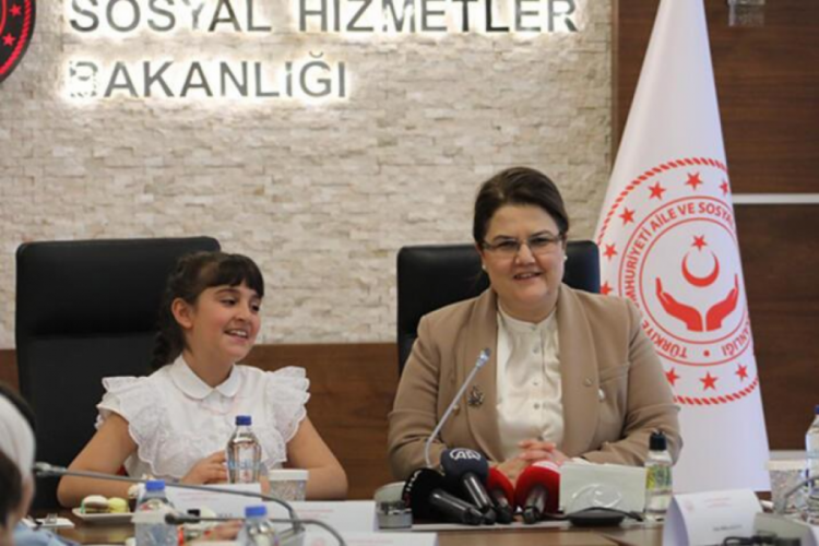 Bakan Yanık, depremzede &ccedil;ocukları ağırladı