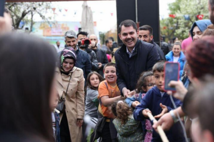 Bakan Kurum: T&uuml;rkiye i&ccedil;in kurduğumuz hayallerin filizi sizlersiniz