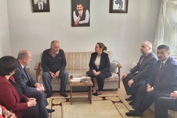 Ayy&uuml;ce ve Ahmet T&uuml;rkeş Bursa'ya gelerek Sinan Ateş'in ailesini ziyaret etti