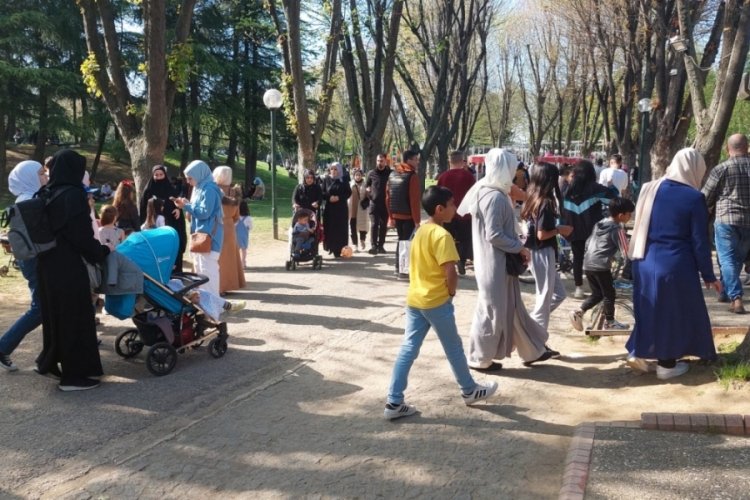 Bursalılar bayramın son g&uuml;n&uuml;n&uuml; a&ccedil;ık havada değerlendirdi&nbsp;