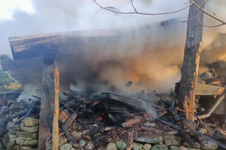 Kastamonu'da odunlukta &ccedil;ıkan yangının eve sı&ccedil;ramasını ekipler &ouml;nledi