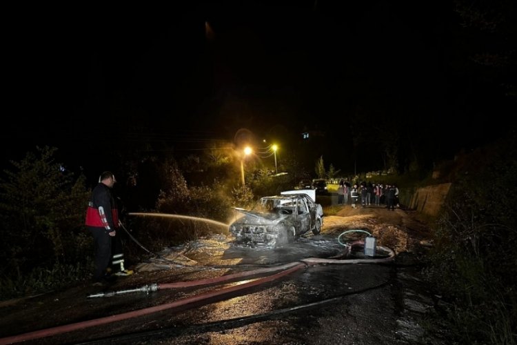 Kastamonu'da seyir halindeyken alevlere teslim olan otomobil k&uuml;le d&ouml;nd&uuml;