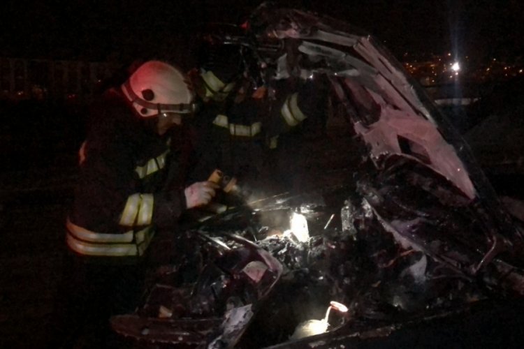 Erzurum'da aydınlatma direğine &ccedil;arpan otomobil alev aldı