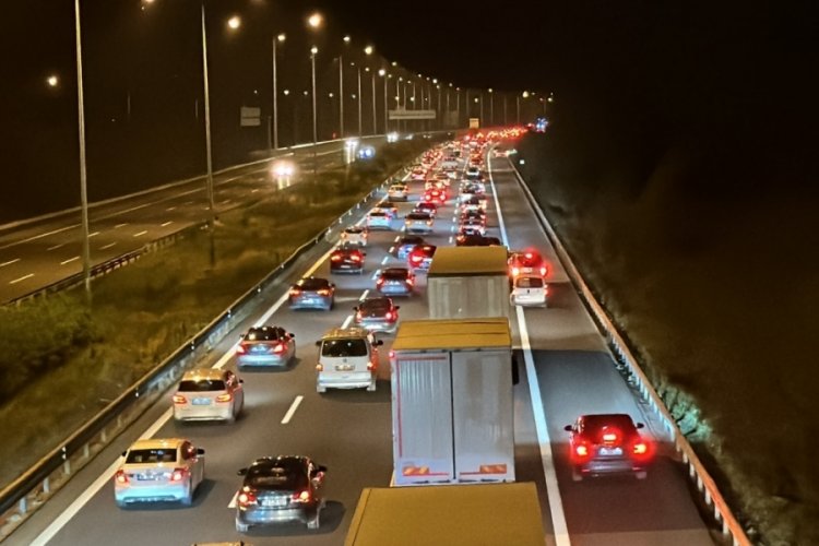 D&uuml;zce TEM'de 25 kilometrelik ara&ccedil; kuyruğu
