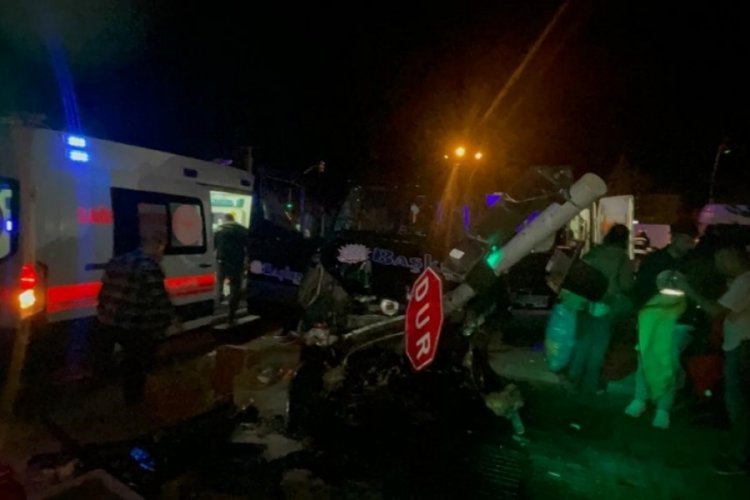 Tekirdağ tur minib&uuml;s&uuml; ile otomobil &ccedil;arpıştı: 20 kişi yaralandı
