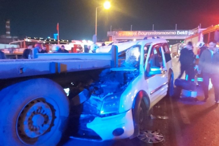 Kocaeli'nde benzin istasyonuna girmek i&ccedil;in yavaşlayan tıra hafif ticari ara&ccedil; &ccedil;arptı: 2'si ağır 4 yaralı