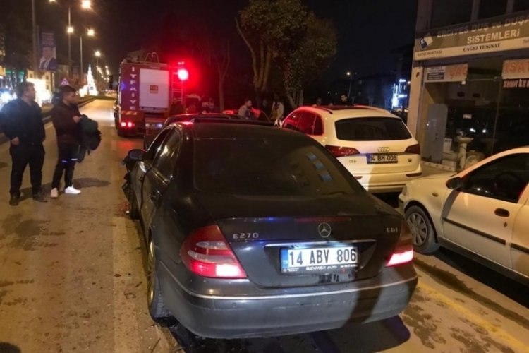 Bolu'da 3 otomobile &ccedil;arptı, olay yerinden ka&ccedil;tı