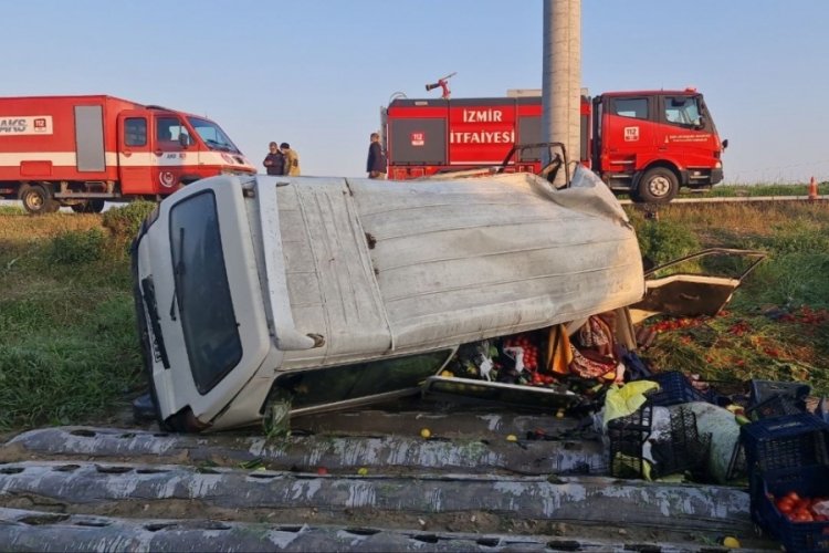 İzmir'de minib&uuml;s elektrik direğine &ccedil;arptı: 2 &ouml;l&uuml;, 1 yaralı
