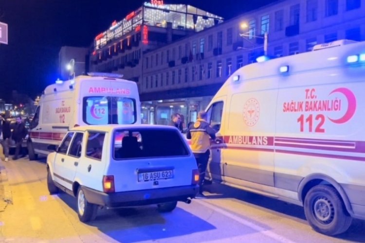 Bursa'da yolun karşısına ge&ccedil;en aileye otomobil &ccedil;arptı!