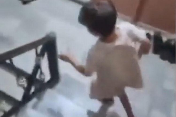 Bayram şekeri almaya gelen &ccedil;ocuğa yaptığı hareket pes dedirtti!