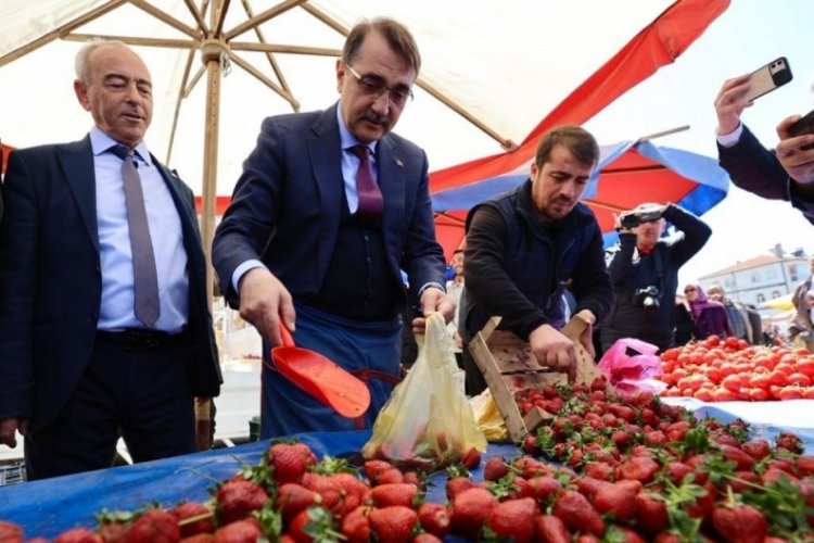 Fatih D&ouml;nmez pazarcı &ouml;nl&uuml;ğ&uuml;n&uuml; giydi, &ccedil;ilek sattı