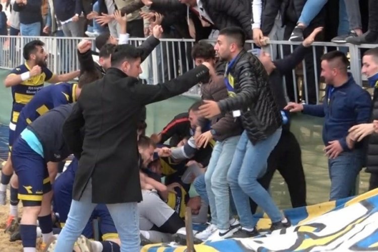Bilecik'te g&uuml;venlik bariyerleri devrildi: Futbolcu ve taraftarlar &ouml;l&uuml;mden d&ouml;nd&uuml;